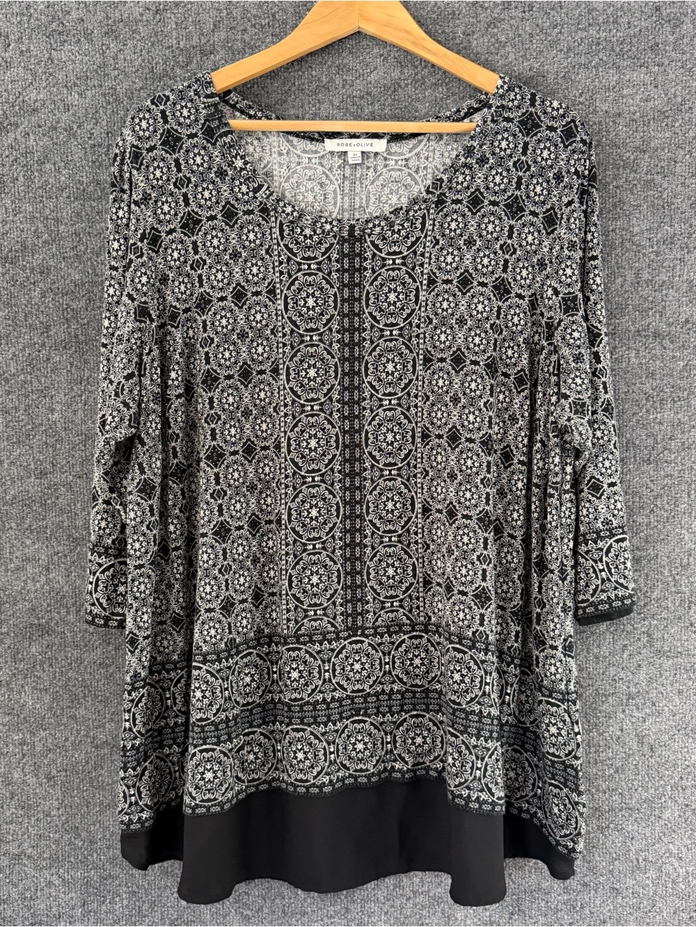 Rose + Olive Womens 3/4 Sleeve Boho Top Size 3X Black White Chiffon Hem Casual